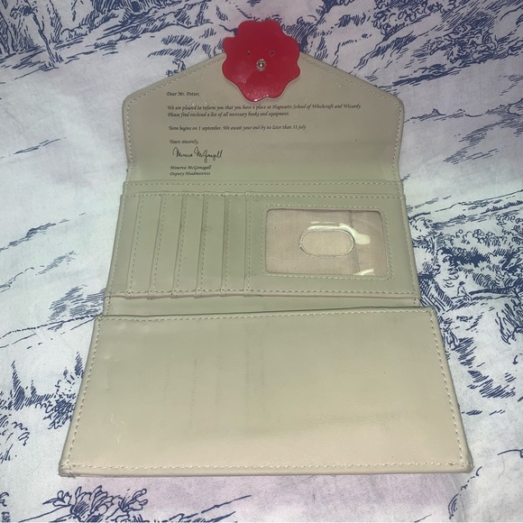 Harry Potter Hogwarts Letter Bi-Fold Wallet And Travel Pouch - Picture 4 of 13